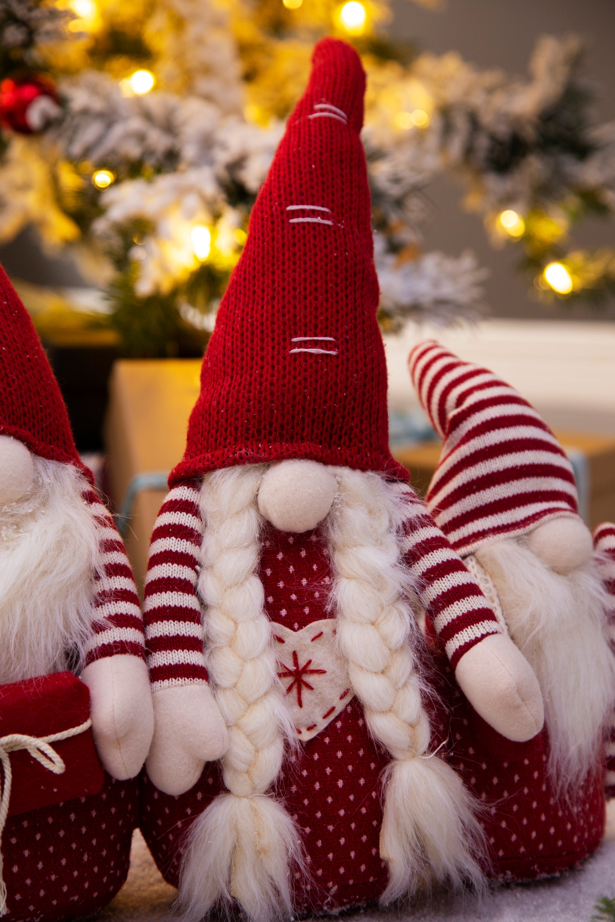 S/4 21.3x5.5x25.5' Fabric Red Gnomes Families Decor